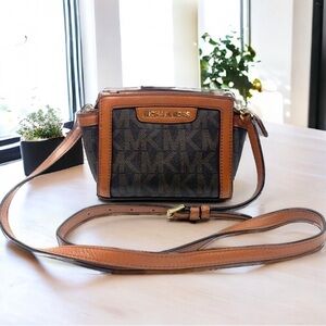 Michael Kors 32T4GLMC1B Mini Selma Crossbody Messenger Bag Brown/Tan 9"W x 5.5"H